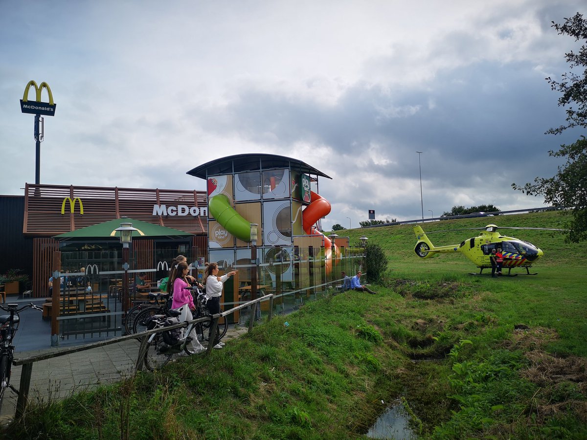 Nickelson36's tweet photo. Lifeliner landt bij Mac Donalds Veenendaal https://t.co/vsXUwTQfTK