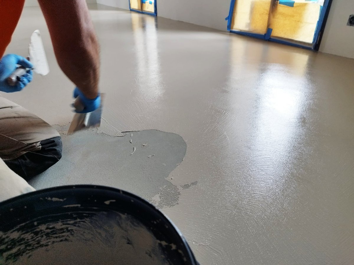 pintormallorca's tweet photo. 😍 Aplicando suelo continuo #kerakoll #cementoresina. Textura espatulada decorativa para pavimentos, escaleras y platos de duchas. Disponible en los 10 colores de la #WarmCollection. Diseño italiano para el bienestar en los espacios que habitamos. https://t.co/APUzLE0cyD