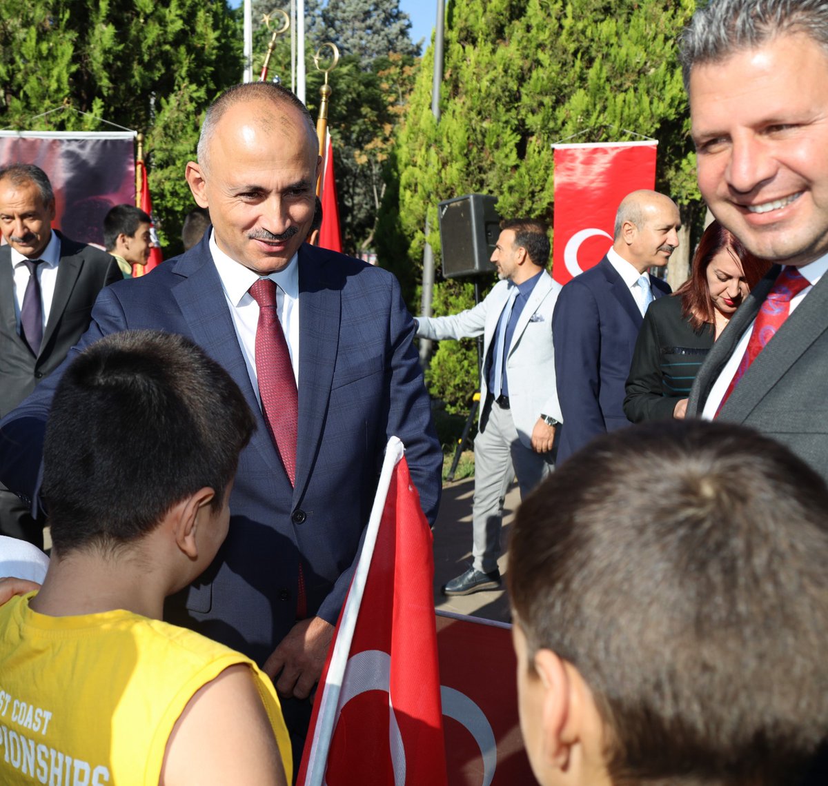 İlköğretim Haftası, çelenk sunma töreni ile başladı. Törende İl Müdürümüz Sayın Murat KÜÇÜKALİ, Milli Eğitim Müdürlüğü çelengini Atatürk Anıtına sundu. @tcmeb @aliihsansu_ @Murat4Kucukali