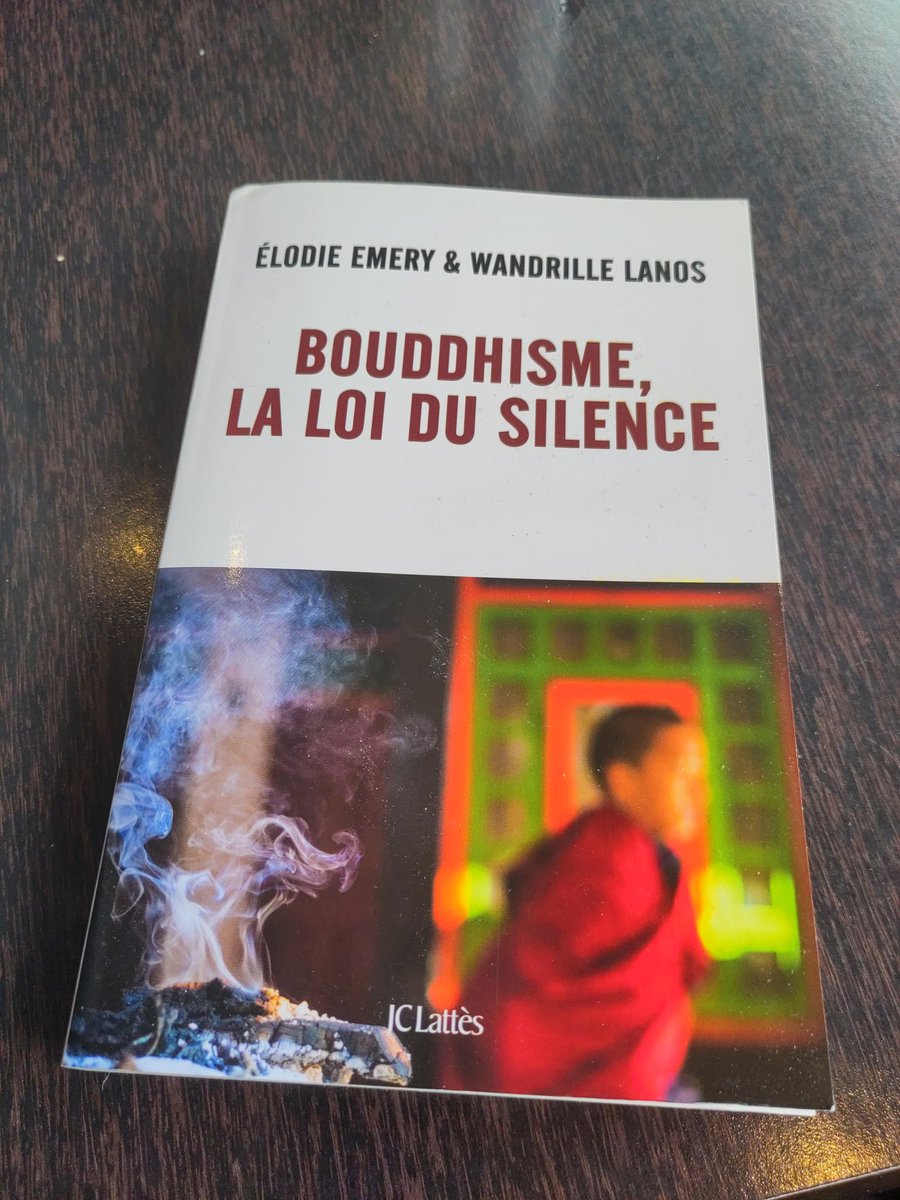 DerivesSectes's tweet photo. Il faut vraiment lire le bouquin... C'est encore plus dingue que le documentaire #BouddhismeLoiduSilence https://t.co/ad95yvZd0v