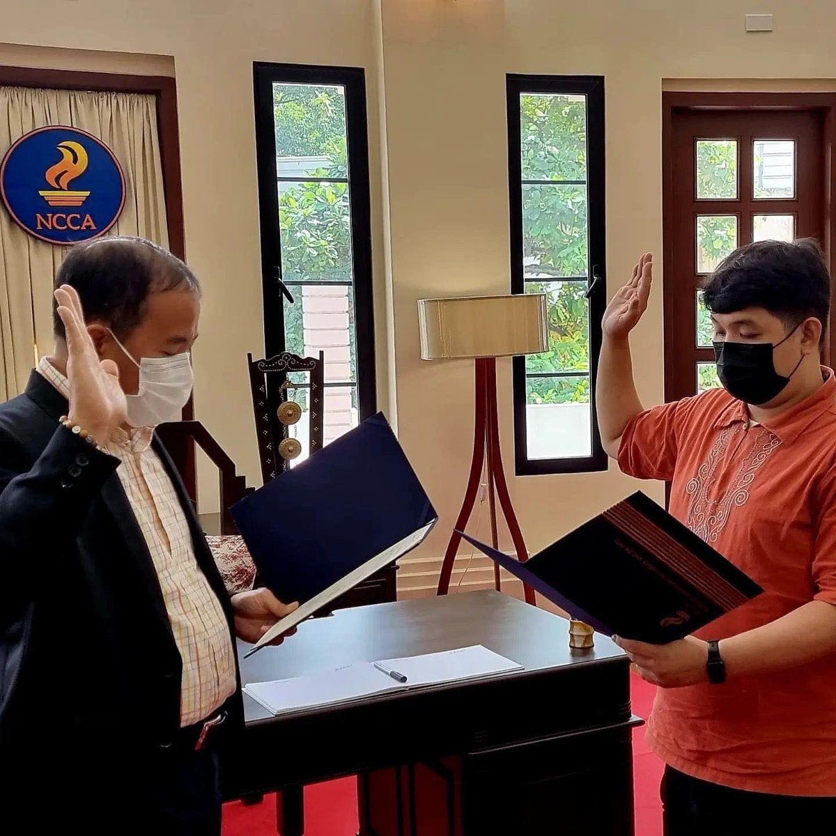 ProjectSaysay's tweet photo. Newly-elected Project Saysay ED Mike Tabuyan took his oath in the presence of @NCCAOfficial and @NHCPOfficial Chair Dr. Rene Escalante. PSaysay also donated to the NHCP 5 bamboo canisters containing PH cultural artifacts that were part of the recent balangay voyage to China. https://t.co/fPyLWR4BsA