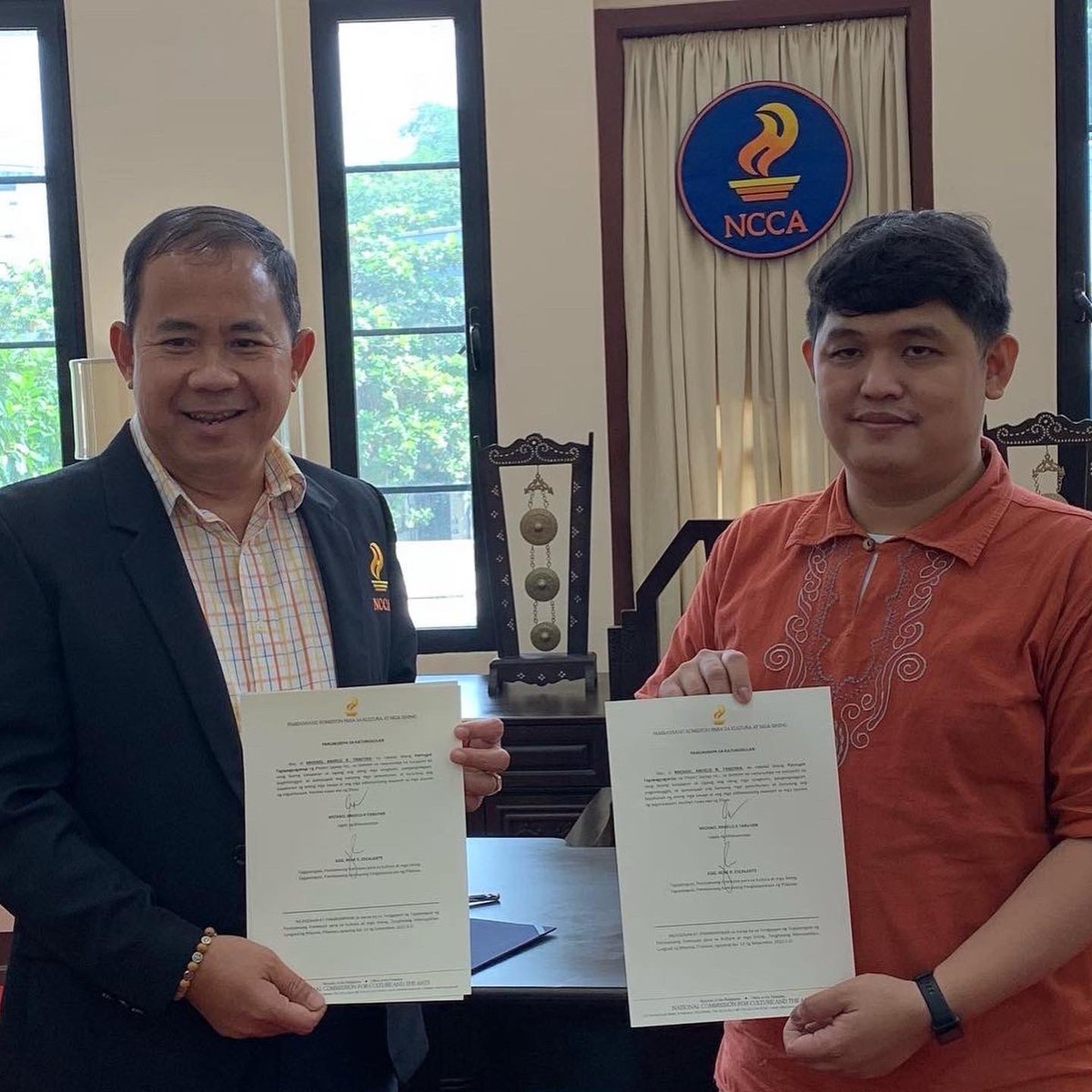 ProjectSaysay's tweet photo. Newly-elected Project Saysay ED Mike Tabuyan took his oath in the presence of @NCCAOfficial and @NHCPOfficial Chair Dr. Rene Escalante. PSaysay also donated to the NHCP 5 bamboo canisters containing PH cultural artifacts that were part of the recent balangay voyage to China. https://t.co/fPyLWR4BsA