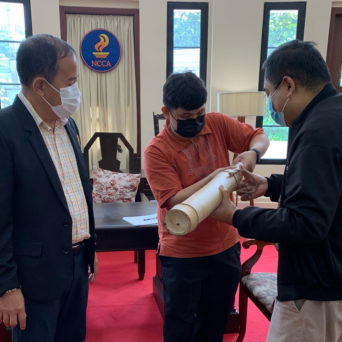 ProjectSaysay's tweet photo. Newly-elected Project Saysay ED Mike Tabuyan took his oath in the presence of @NCCAOfficial and @NHCPOfficial Chair Dr. Rene Escalante. PSaysay also donated to the NHCP 5 bamboo canisters containing PH cultural artifacts that were part of the recent balangay voyage to China. https://t.co/fPyLWR4BsA