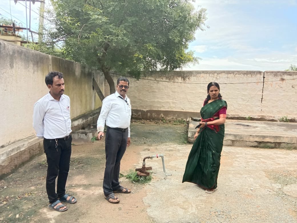 SWDGoK's tweet photo. ದಿನಾಂಕ: ೧೩/೦೯/೨೦೨೨ ರಂದು ಹರಪನಹಳ್ಳಿ ತಾಲೂಕಿನ ಸಹಾಯಕ ನಿರ್ದೇಶಕರಾದ ಶ್ರೀಮತಿ.ರೇಣುಕಾದೇವಿ ರವರು ಅನಿರೀಕ್ಷಿತವಾಗಿ ವಿಜಯನಗರ ಜಿಲ್ಲೆ ಹರಪನಹಳ್ಳಿ ತಾಲೂಕಿನ ಅರಸೀಕೆರೆಯ ಸರ್ಕಾರಿ ಬಾಲಕರ ಮೆಟ್ರಿಕ್ ನಂತರದ ವಿದ್ಯಾರ್ಥಿನಿಲಯಕ್ಕೆ ಭೇಟಿ ನೀಡಿ ಪರಿಶೀಲನೆ ನಡೆಸಿದರು. (1/2)
#Viajayanagara #Hostel #student
@KotasBJP https://t.co/9lXckMIq62
