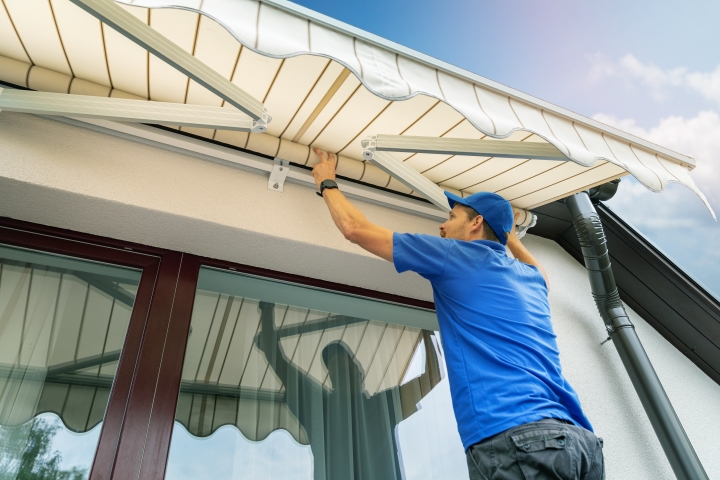 Installing outdoor #motorized patio shades can be advantageous because they #protect you from #heat and #bugs. They also enhance safety and privacy see here bit.ly/3qzlnLe
#motorizedpatioshades #protect #heat #bugs