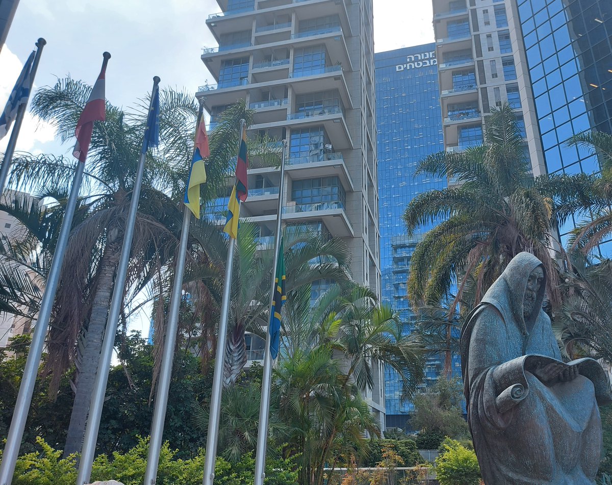 H.E. Alex Kallua paid his last homage to Her Majesty the Queen Elizabeth II by signing the Book of Condolence at her Britannic Majesty’s Embassy.
He delivered a vibrant tribute honouring the fallen Queen, praising her dedication to duty and inspiring broad affection for her.