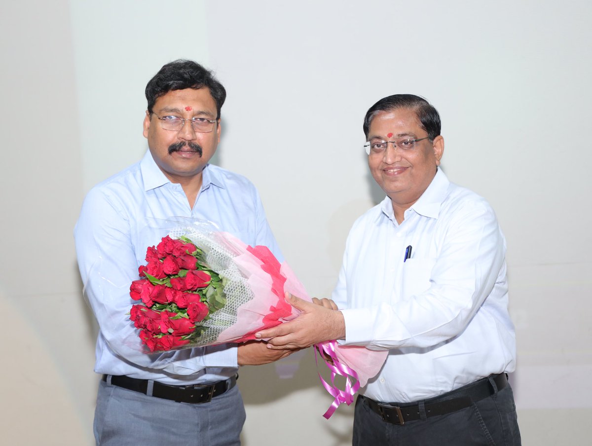 poornimacollege's tweet photo. On the joyous occasion of Teacher's Day, Poornima Group was honored to welcome IPS Vikas Kumar, Inspector general ATS Jaipur as chief guest of the day.
.
.
#poornimauniversity #jaipur #TeachersDay2022 #IPSvikaskumar #chiefguest https://t.co/P2oEA9d21B
