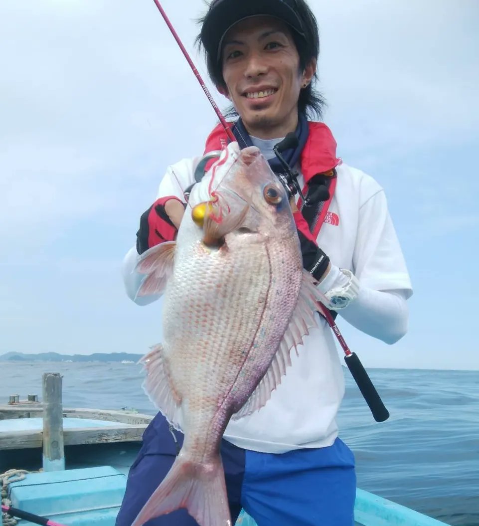 ayuRock63's tweet photo. 日曜日に約1年ぶりのタイラバに行ってきました！ショートバイト���チビマダイが多い中なんとか良形ゲット♪キープした魚を美味しくいただきたいと思います。
#タイラバ
#マダイ
#釣った魚で料理
#KaiM
#Amoldar
#ノッテス鉛 https://t.co/W6pABf4A7z