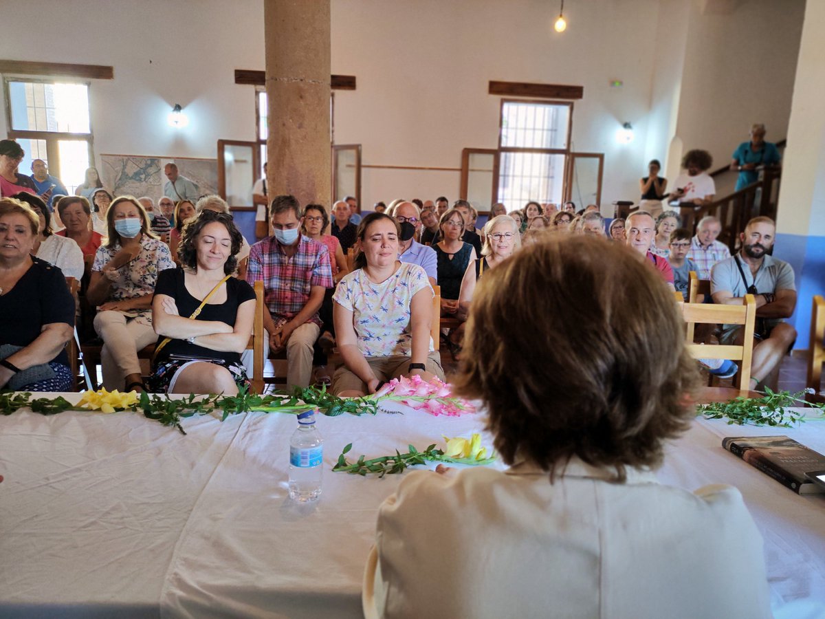 MiPuebloLee's tweet photo. Lleno absoluto para escuchar a la gran @NativelPreciado en el festival de #huesadelcomún. 120 personas en un pueblo de 69 censadas. Como preguntó Nativel: y toda esta gente de dónde ha salido? https://t.co/57tKqzBDj4