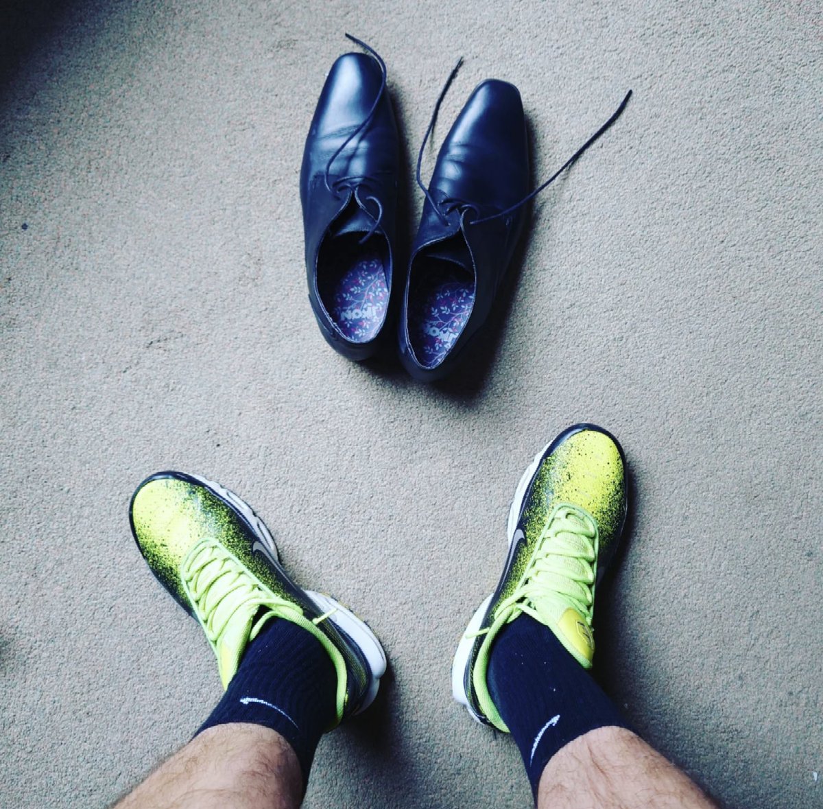 willspilsbury's tweet photo. SHOES! I have 1 pair. Here they are. ππ #smartshoes #trashedkicks #niketn #airmaxplus #nikeairmax #blacksocks #nikesocks #sweatykicks #sweatysocks #sneakerhead #kotdπ #tradie https://t.co/3sDOBREegI