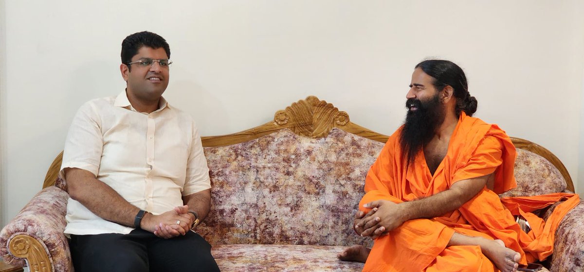 योगगुरु बाबा रामदेव <a href="/yogrishiramdev/">स्वामी रामदेव</a> जी के हरिद्वार स्थित  आश्रम में उनसे मुलाक़ात की और उनका स्नेही आशीर्वाद प्राप्त किया ...