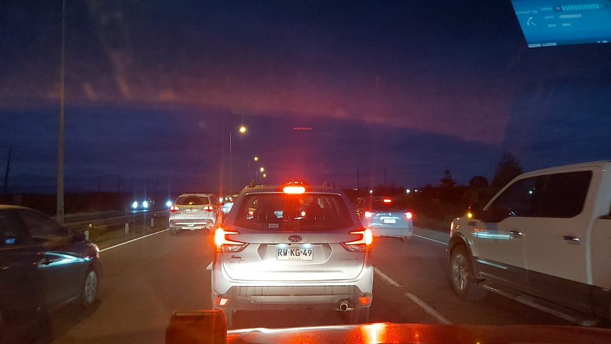 TTILosLagos's tweet photo. 🔴⚠️ AHORA #Ruta5: 3 accidentes entre #PuertoVaras y #PuertoMontt norte a sur👇

➡️atropello por caletera altura PRT Inspectorate.
➡️por Regimiento Sangra, choque por alcance entre 4 vehículos menores, y a 400 metros entre vehículo menor y microbús con despiste.

Precaución. https://t.co/FafUULqLB9