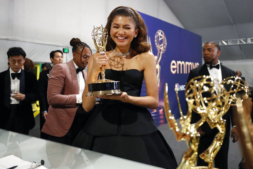 zendayabr's tweet photo. Essa sequência 🥹🥹

📸 Zendaya indo pegar sua estatueta com seu nome após sua vitória na categoria "Melhor Atriz em Série de Drama" no #Emmys. https://t.co/894Mn4JK03