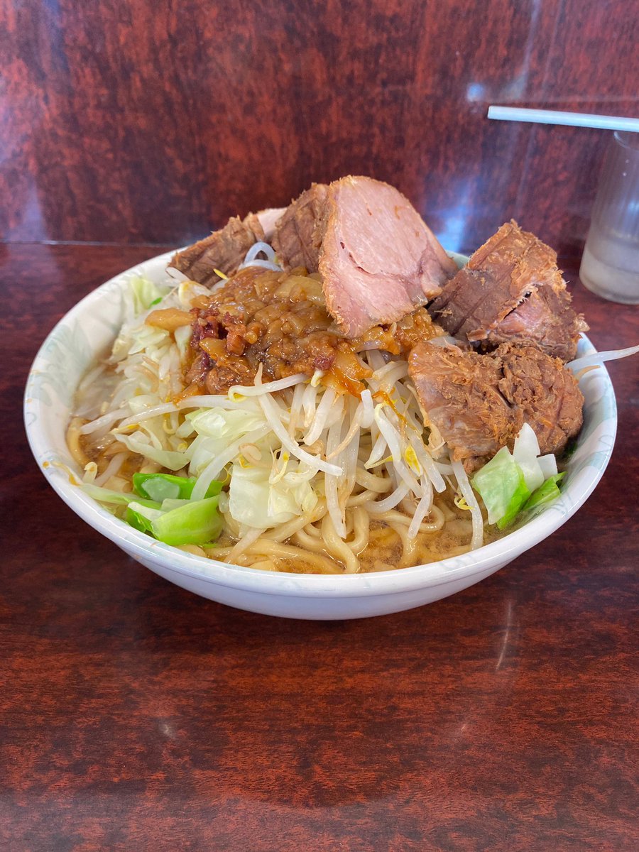 troomgo's tweet photo. めじろ台　ラーメン二郎めじろ台店
ぶた小ラーメン　アブラマシマシ

法政大学前店以来じつに18年ぶりの
めじろ台二郎。
当時と変わらない掛け声のおやっさんが
現役で嬉しかった。
二郎の中では優しめなスープだけど
やはり量はしっかりあって美味しい。
たしかにアブラは必須です。
美味しかったー。 https://t.co/CDPYsrrUF9