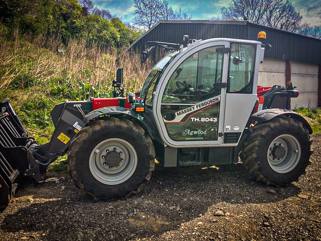 ✨ MACHINE OF THE WEEK ✨
The <a href="/MF_EAME/">Massey Ferguson Official</a> TH 8043 telehandler

▪ Rear AUX service
▪ Air conditioning
▪ Colour terminal
▪ LED work lights &amp; road lights
▪ Pallet forks
▪ Manitou headstock
👉 IN STOCK 

#machineoftheweek #telehandler #lifting #agriculture #farminguk