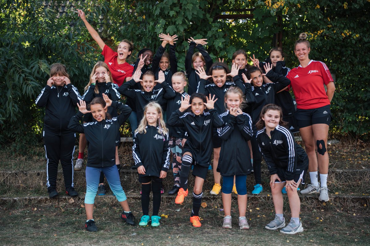 Unsere neue Mädchen-Projektgruppe in Garbsen ist bereits im Oktober 2021 gestartet. Die 20 Mädchen der Jahrgänge 2012 bis 2014 kommen aus vier verschiedenen Schulen in Garbsen. Gelernt, gegessen und trainiert wird in der Grundschule Osterberg. #SportAlsChance