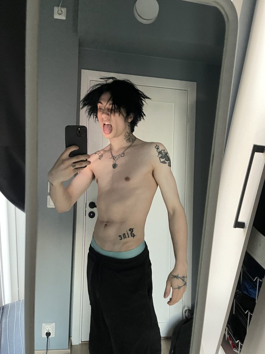 ohprinxesky's tweet photo. Who needs attention?🧛🏻🖤 https://t.co/8dVrzi8qtt