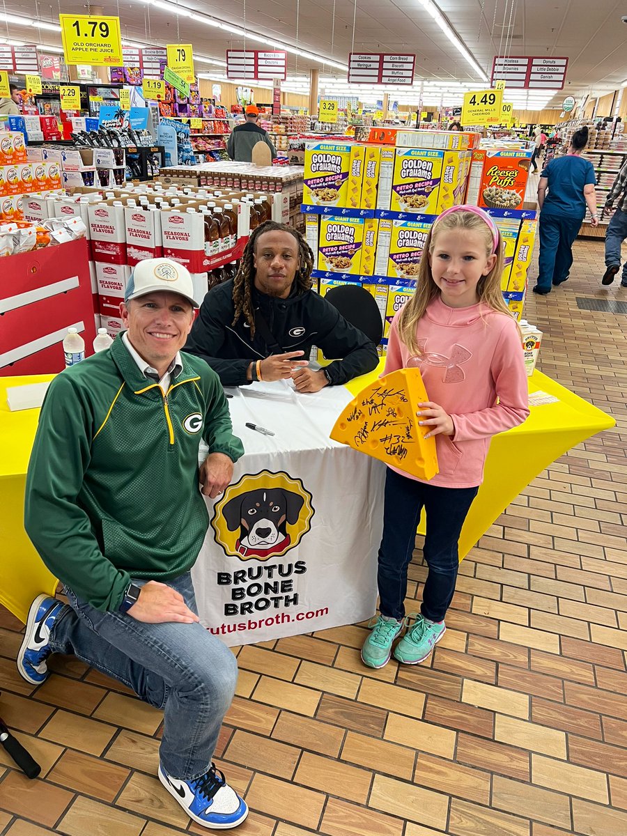 BrutusBroth's tweet photo. We had the best time yesterday with @_jamane_ @WoodmansFood @WiscHumane @GreenBayHumane meeting fans &amp; spreading the amazing work of the Humane Society! These pups are waiting for their forever homes! #GoPackGo https://t.co/af78uQ7WHx