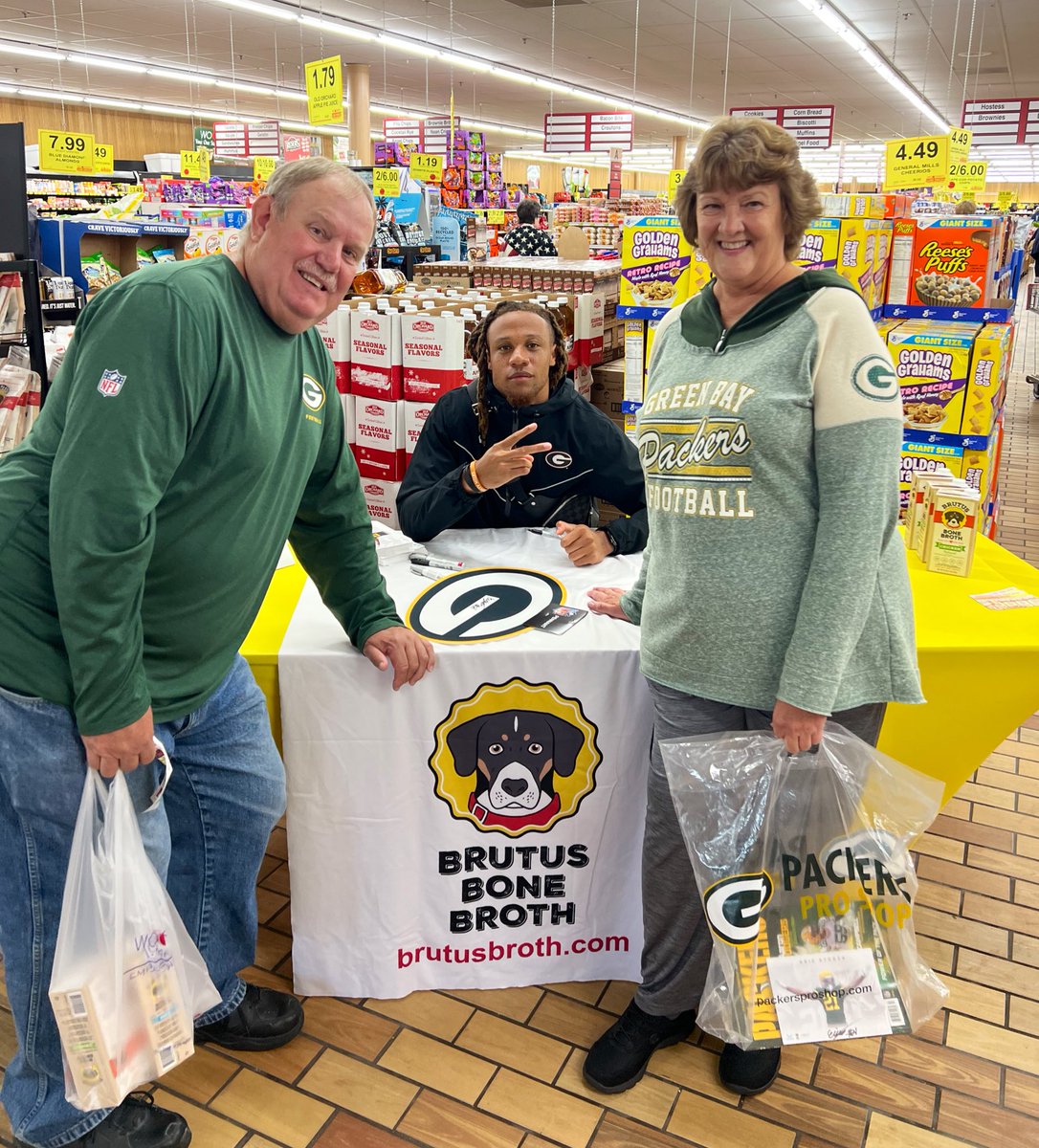 BrutusBroth's tweet photo. We had the best time yesterday with @_jamane_ @WoodmansFood @WiscHumane @GreenBayHumane meeting fans &amp; spreading the amazing work of the Humane Society! These pups are waiting for their forever homes! #GoPackGo https://t.co/af78uQ7WHx