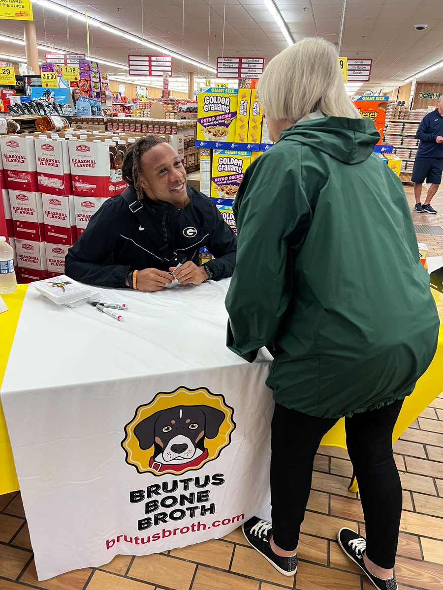 BrutusBroth's tweet photo. We had the best time yesterday with @_jamane_ @WoodmansFood @WiscHumane @GreenBayHumane meeting fans &amp; spreading the amazing work of the Humane Society! These pups are waiting for their forever homes! #GoPackGo https://t.co/af78uQ7WHx