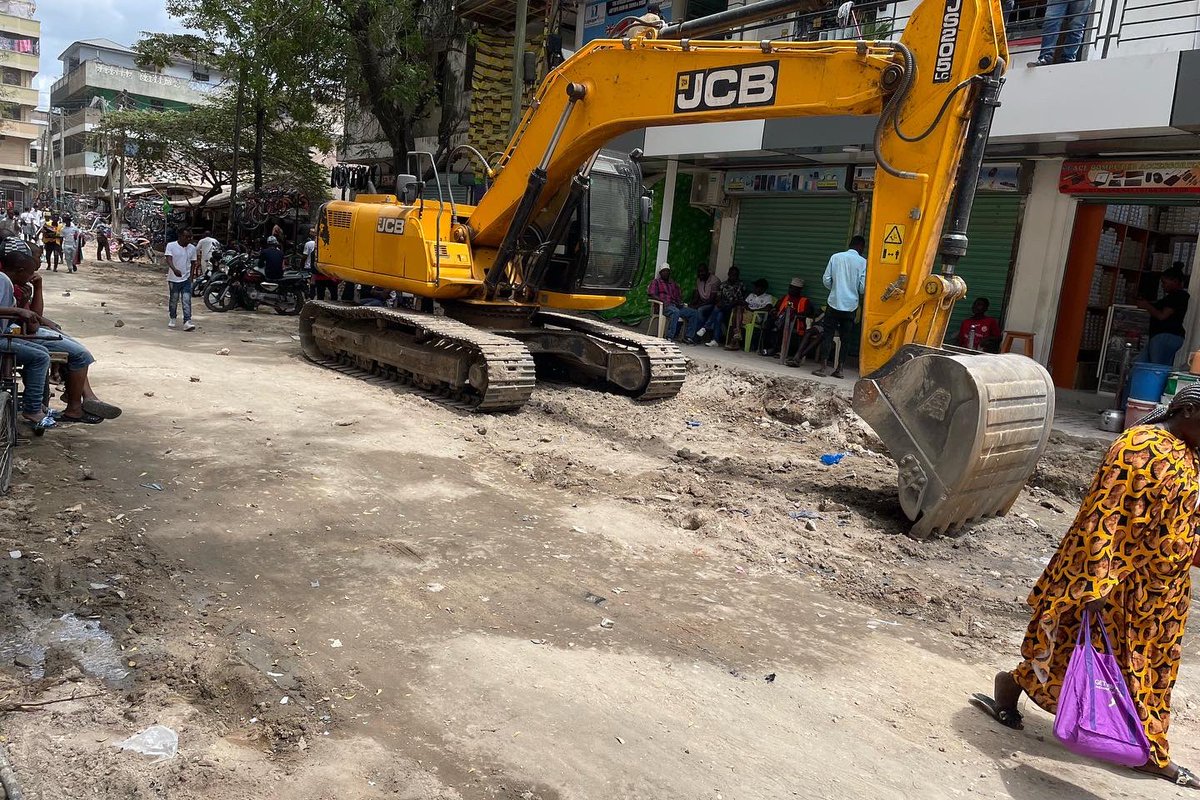 Zungumussa's tweet photo. Asante Mhe. Samia Suluhu Hassan @SuluhuSamia  kwa Fedha Takribani Bilion.2 za Ujenzi wa Barabara za Ndani kwenye Jimbo la Ilala. https://t.co/Uj5kMojiSw