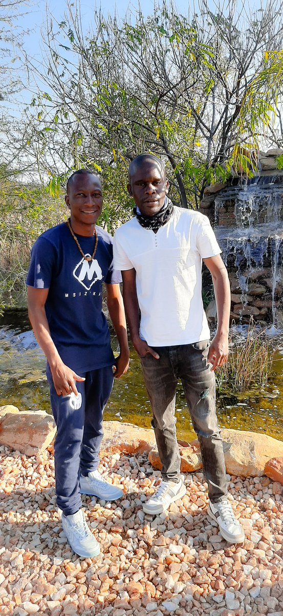 Msizkay's tweet photo. Teamed up with the hommie Chuma aka @Fritz1djZim and dropped a fire EP 🔥🔥 together with @ModulKollektiv and @schtu_berlin, track it titled #YouComandMe and it's #outnow:
https://t.co/cwSnQ5cJ2Z
🎵 💿🕺🏽🚀 https://t.co/Hdj7mRQd5P