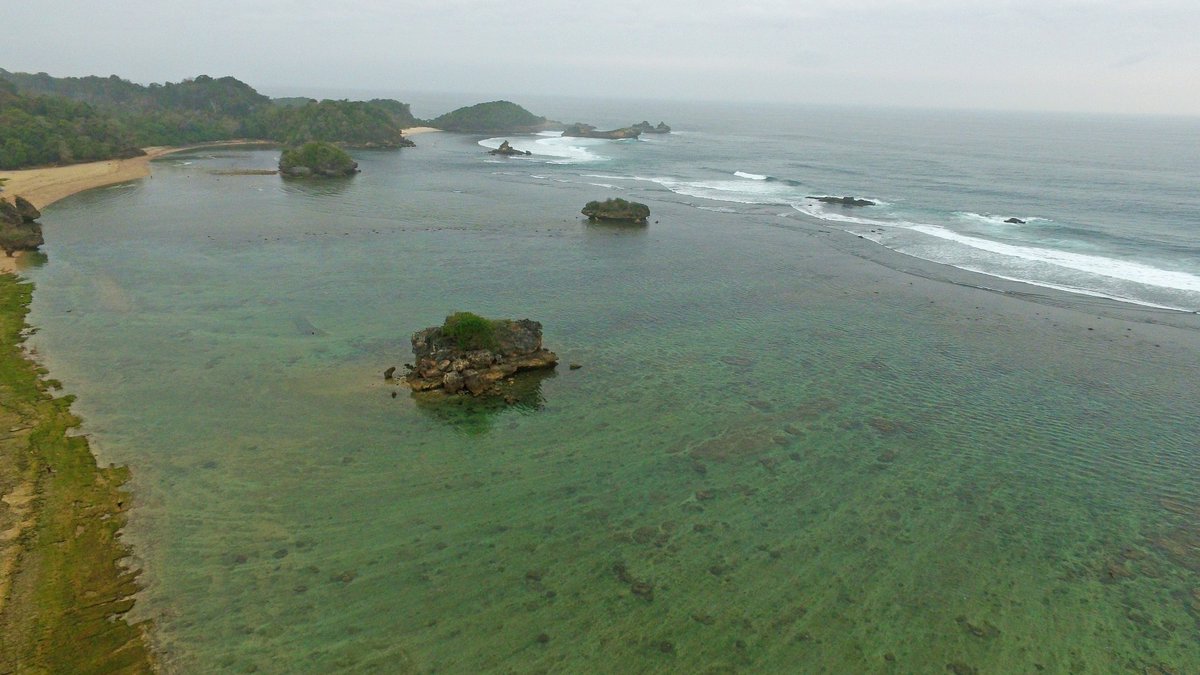 EastJavaTourism's tweet image. Located on the southern coast of #Malang Regency, #KondangMerak Beach has views of rocks and cliffs to ward off fierce waves, so it is relatively safe for children to play in beach