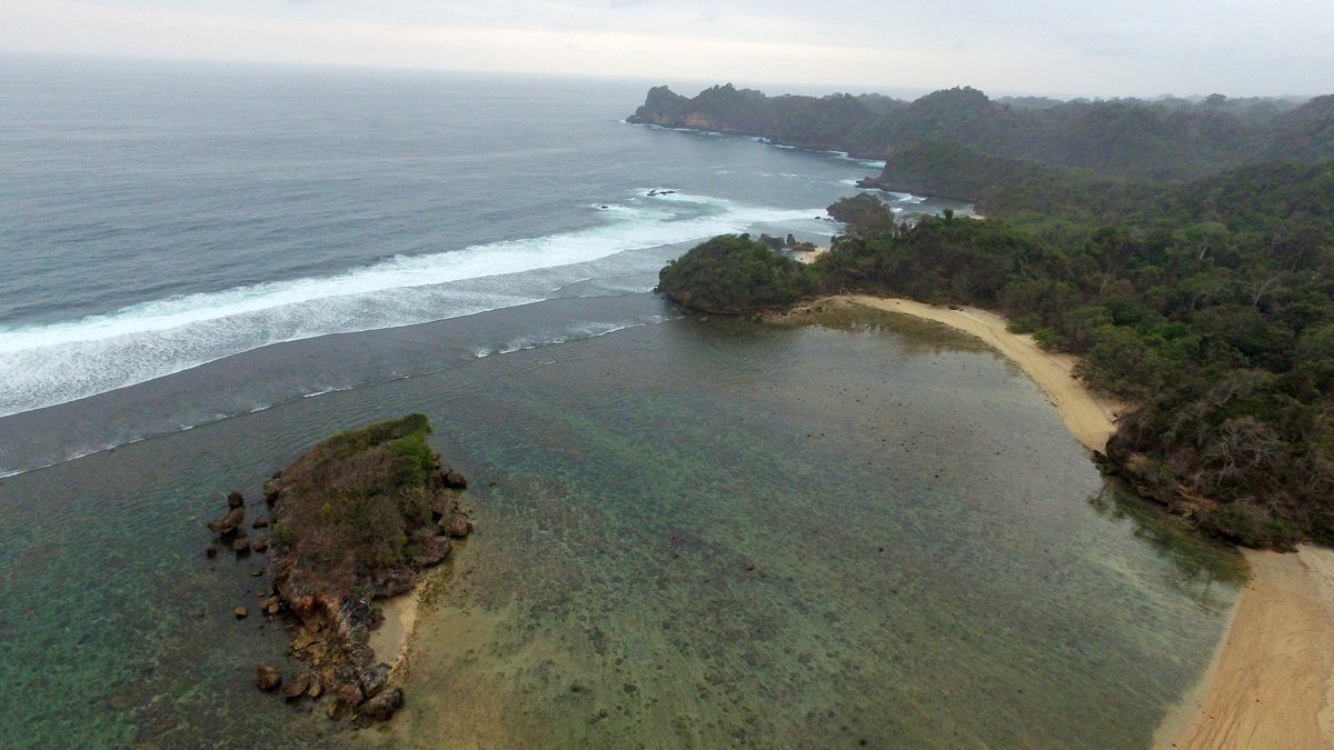 EastJavaTourism's tweet image. Located on the southern coast of #Malang Regency, #KondangMerak Beach has views of rocks and cliffs to ward off fierce waves, so it is relatively safe for children to play in beach