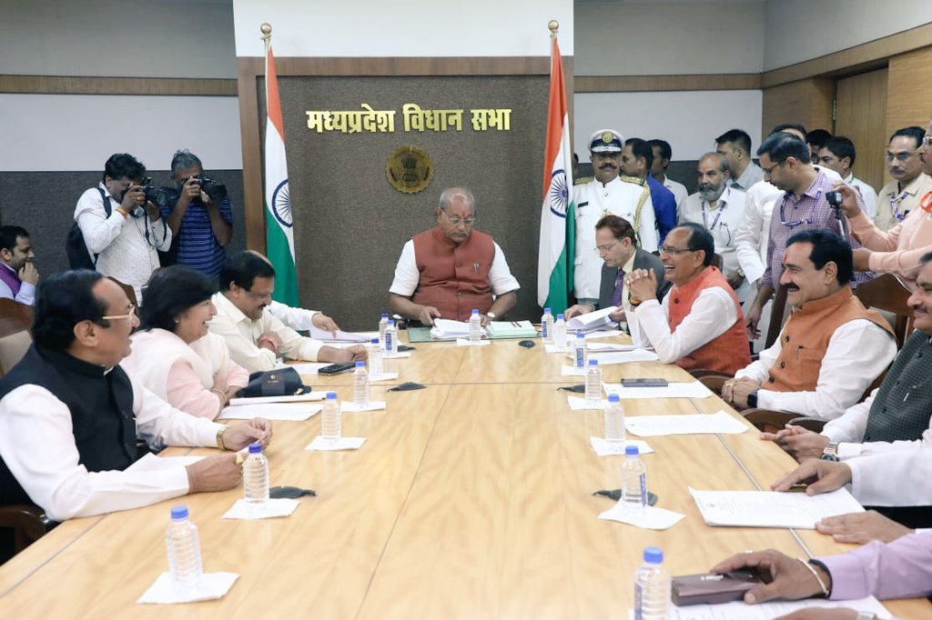 CMMadhyaPradesh's tweet photo. मुख्यमंत्री श्री @ChouhanShivraj ने आज मध्यप्रदेश विधानसभा में विधानसभा अध्यक्ष श्री @Girish_gautammp जी के कक्ष में गणमान्य जनप्रतिनिधियों के साथ कार्य मंत्रणा समिति की बैठक में भाग लिया। https://t.co/kGGTJTn07b