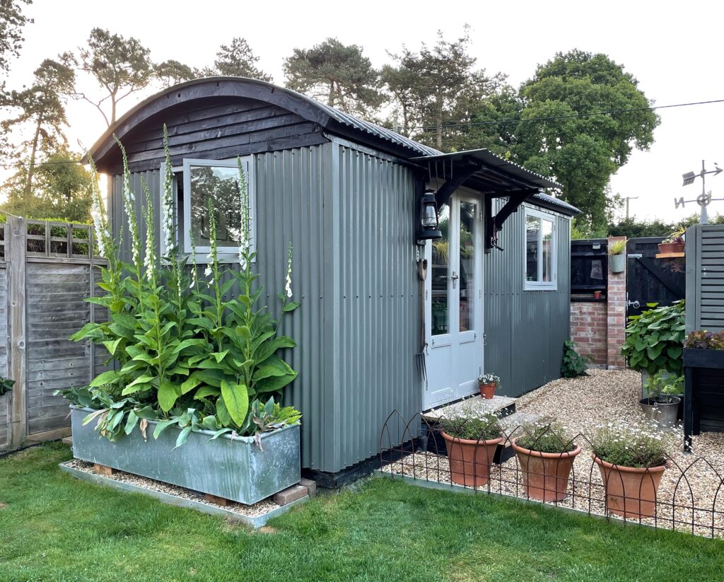 A Pottery and Office Area, in a 5.4m Shepherds Hut… Read Mark and Caroline’s Harrogate Huts story here: harrogatehuts.com/a-pottery-and-…
#shepherdshutt #diyproject #harrogatehuts #gardenroom #gardenoffice #madeinyorkshire