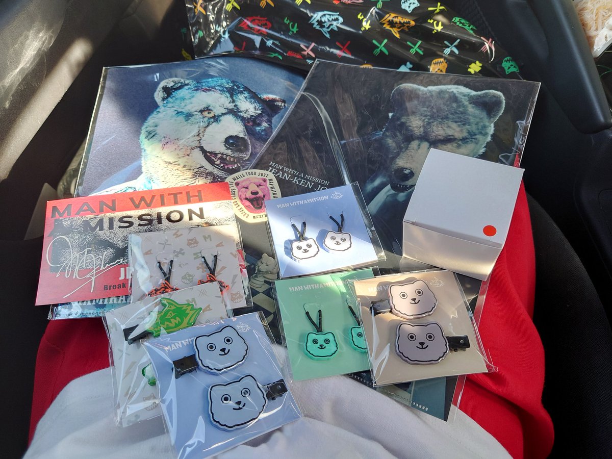 Nori_tama_0u0's tweet photo. ご飯食べオワタ
MWAM流れててテンション上がる

ポストカードまたジャンケンで嬉しい

車で休憩です。
#MAMW
#グッズ https://t.co/DEZiFpG7dJ