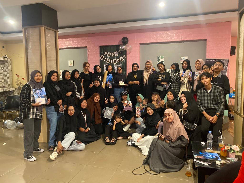 ArmyKendari's tweet photo. Happy Birthday Uri Leader. 
We wish you have a long life, good health, and successful career. 
Thank you for your hardwork, beautiful music, and thank you for coming.
Thanks, Kim Nam Joon @bts_bighit @HYBEOFFICIALtwt 

 One of the sponsors @heartlandrm_INA 
#armykendariofficial https://t.co/t9WfGFUp1S