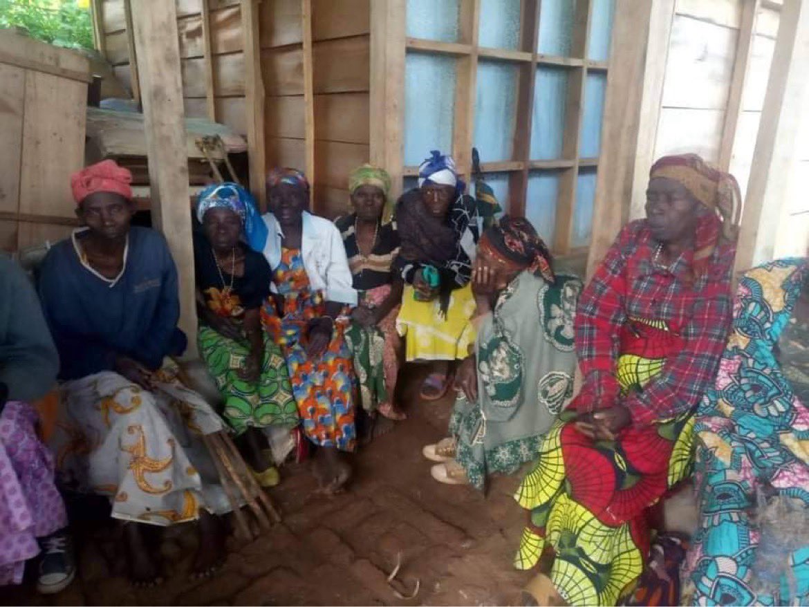 AbesAsbl's tweet photo. À l’occasion de la journée intle des personnes âgées du 1er oct, @AbesAsbl organise une action de sensibilisation et de réflexion avec les femmes âgées de #Murhesa en territoire de #Kabare. Vous pouvez vous associer à cette action solidaire 👉🏾👉🏾https://t.co/ANraMxCBTb https://t.co/U69DWJoOPr