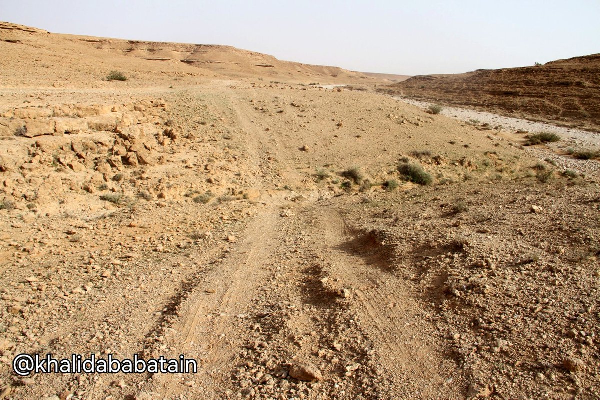Khalidababatain's tweet photo. الخِنتُوق، كما ينطقه العامة، وهو موضع منخفض غالبا يكون في مجاري السيل، يعترض أمامك عند عبورك له، وعر المسلك لبعض للسيارات، وربما لامس صدام السيارة  الأمامي وجهه المقابل حال النزول معه، وربما لامس صدامها الخلفي الجانب خلفها حال الخروج منه. https://t.co/NcQ0EHklHN