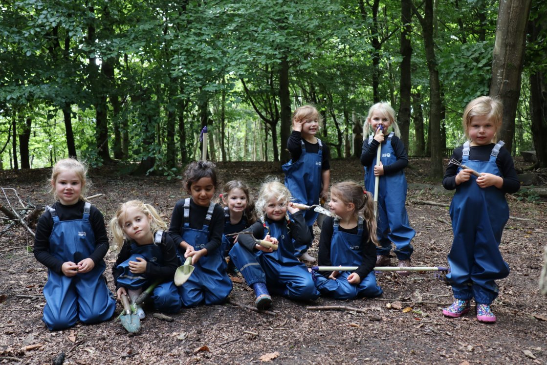 PipersCornerSch's tweet image. In #PipersForestSchool, our students not only counted conkers, but also learnt how to identify oak trees and how to be gentle with wiggily worms.

#PipersReception #PipersOutdoors
