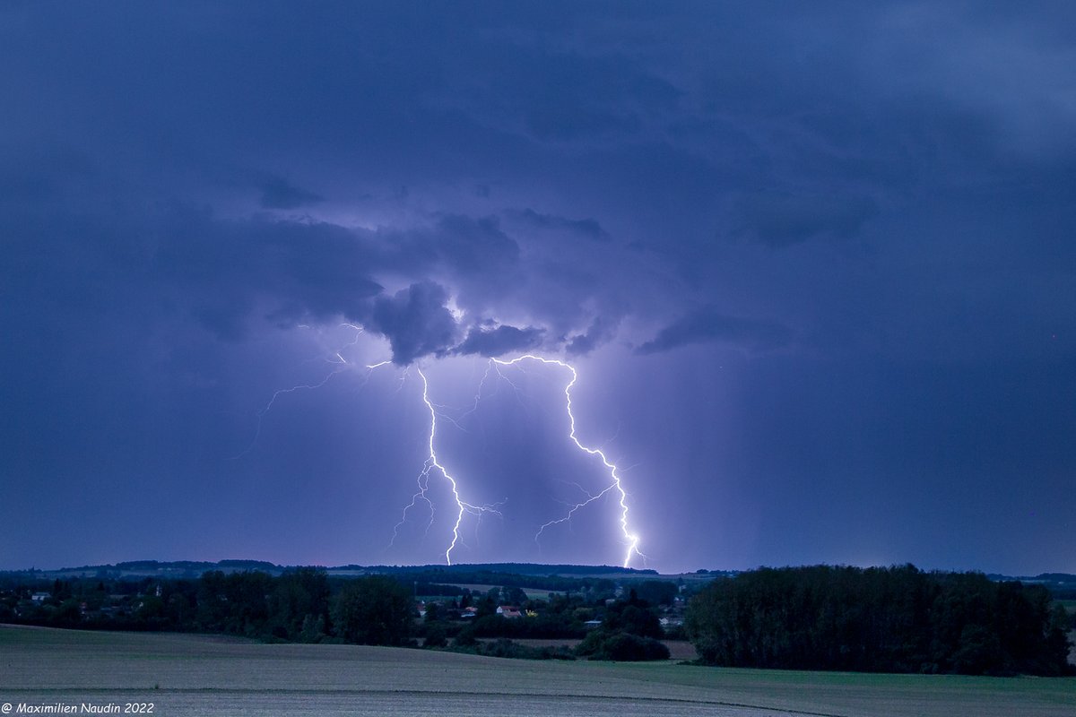rdvavecdamenat's tweet photo. Beaux impacts de foudre ramifiés en air sec la nuit dernière dans la Vienne avec une saison orageuse 2022 vraiment au top me concernant ! 
Photo prise à Cernay visible en contre bas face à ces impacts qui tombaient vers Ayron/Latillé. 
@keraunos @AssoMeteoCentre #storm #orage https://t.co/izAciqNVd6