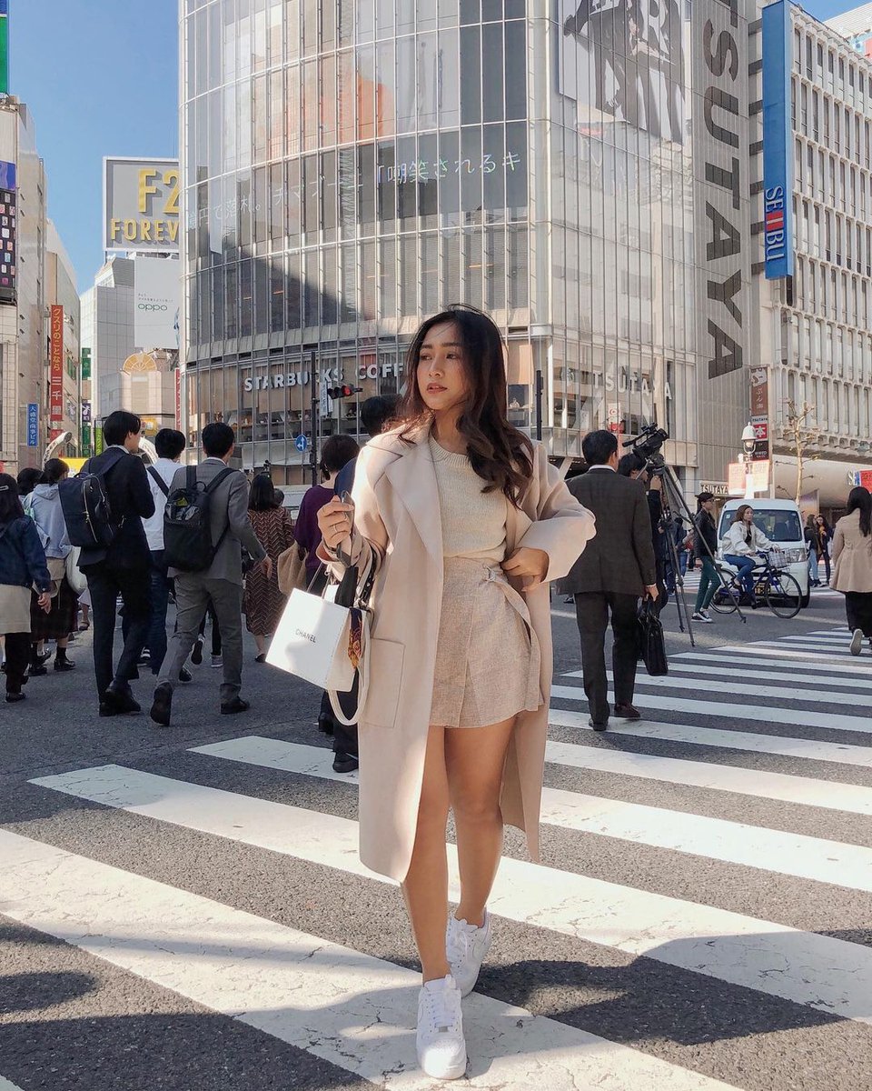 irvingroseeee's tweet photo. Life isn’t perfect, but your outfit can be ♡ https://t.co/s9HjA5tRdI