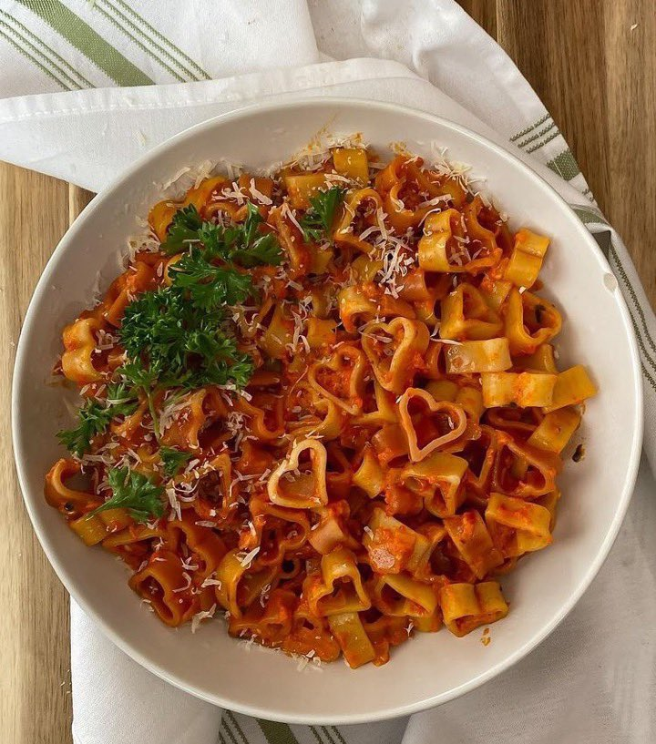 romance_society's tweet photo. tu tercer @ te debe un plato de pasta en forma de corazón https://t.co/t7PtYAjrck