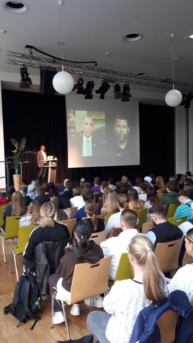 Über 300 Zuhörer beim ersten Vortrag am RBZ Wirtschaft Kiel auf der #diwokiel22 zu Thema: Von Fake news und Filterblasen von Prof. Dr C. Möller der @fh_kiel
<a href="/diwokiel/">DigitaleWocheKiel</a>