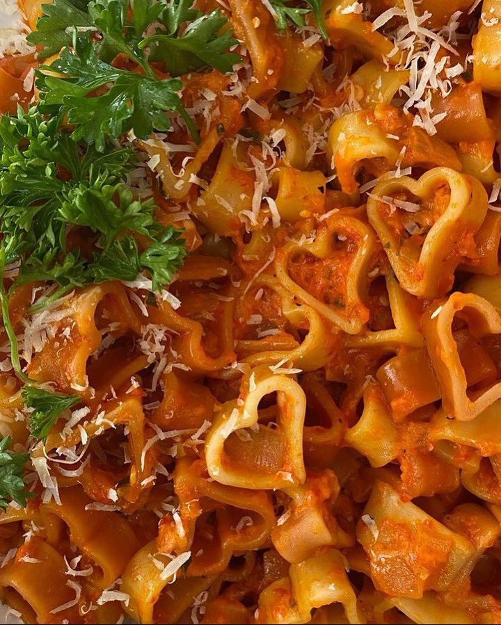 romance_society's tweet photo. tu tercer @ te debe un plato de pasta en forma de corazón https://t.co/t7PtYAjrck