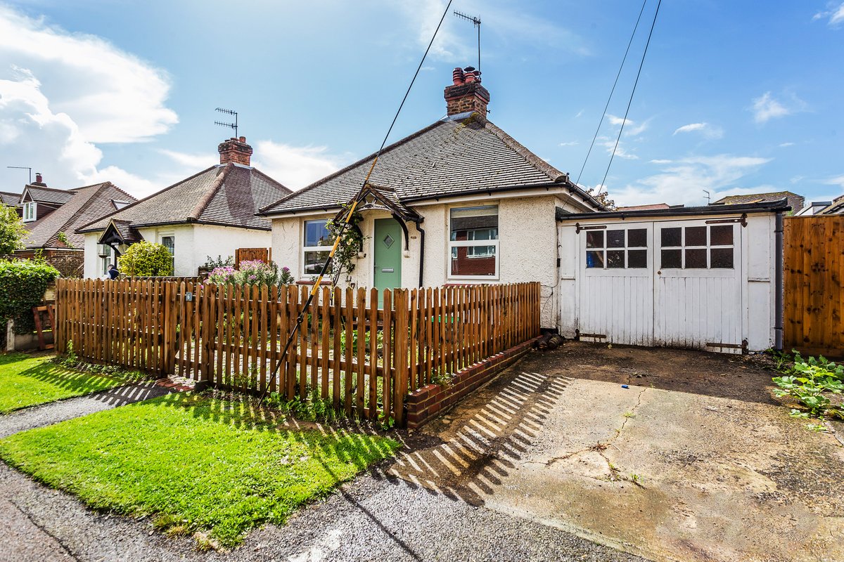 PlatformProps's tweet photo. We had calls within 30 minutes of our board going up for this bungalow in a sought after road in #Edenbridge, #Kent. Offers in already before the full launch! #WeArePlatform #Property #Sales
Link: Coming v soon! https://t.co/qEjCaiOBNt