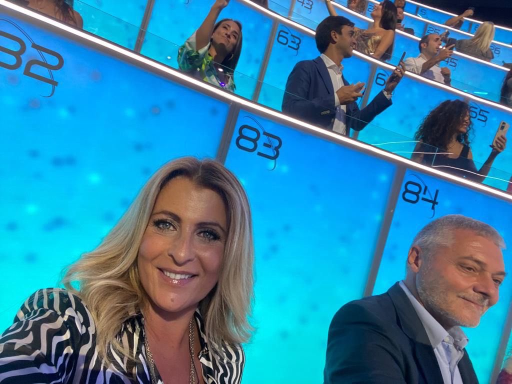 FraFramu's tweet photo. #100x100italia 
Curiosi di sapere cosa pensano gli Italiani ? 
Opinionista nel cast fisso del nuovo #gameshow di Nicola Savino su #TV8 tutte le sere dal lunedì al venerdì ore 20.30 https://t.co/5bah5rTXkn
