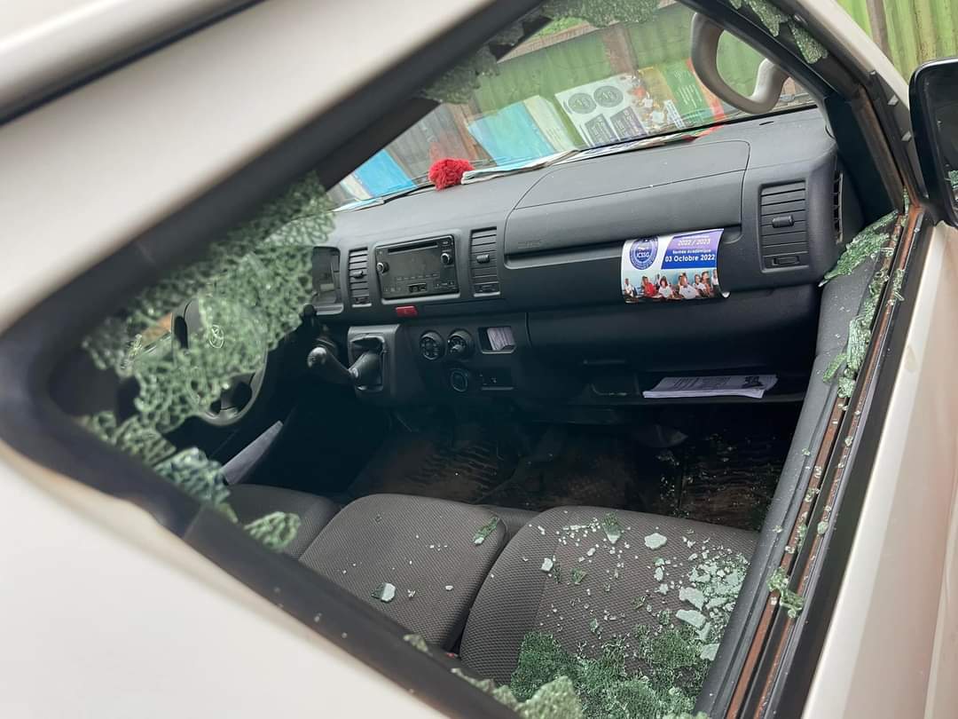 Le domicile de la présidente du  <a href="/ConseilNationa3/">Conseil National De La Jeunesse Centrafricaine</a> , Pamela Audrey Derom , a été la cible d'une attaque armée dans la nuit du lundi 12/9/22. Dieu merci, <a href="/DeromAudrey/"> Derom Pamela Audrey</a> est saine et sauve. Je condamne cet acte odieux et j'espère que cette fois justice sera rendue. 1/2