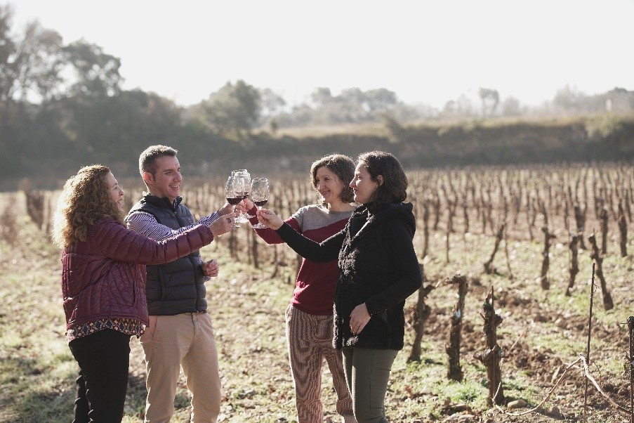 Cuando el turismo y el mundo del vino se fusionan, nace una experiencia única que se disfruta con los cinco  sentidos: el enoturismo. 

No hay mejor manera para disfrutar del Día Mundial del Turismo que visitar Finca Valpiedra.

¿Venís a visitarnos?