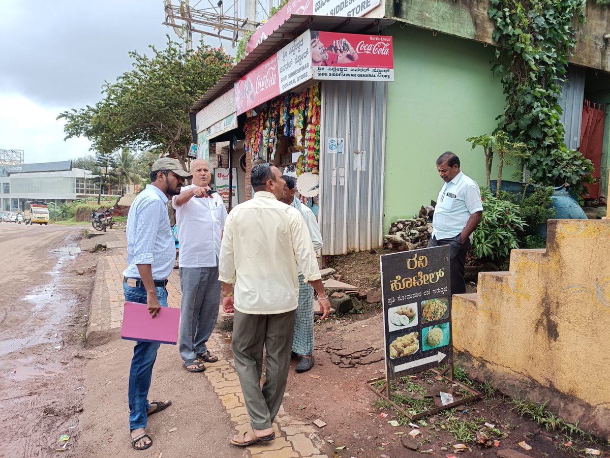 HdmcHubliDwd's tweet photo. ಹುಬ್ಬಳ್ಳಿ ಧಾರವಾಡ ಮಹಾನಗರ ಪಾಲಿಕೆಯ ವಾರ್ಡ್ ನಂಬರ್ 36ರ ಪಾಲಿಕೆಯ ಸದಸ್ಯರಾದ ರಾಜಣ್ಣ ಕೊರವಿ ಅವರು ಪಾಲಿಕೆ ಅಧಿಕಾರಿಗಳೊಂದಿಗೆ ಸೌದತ್ತಿ ಓಣಿಯ ಯುಜಿಡಿ ಸಮಸ್ಯೆ ಬಗ್ಗೆ ಸ್ಥಳ ಪರಿಶೀಲನೆ ಮಾಡಿದರು.ಶೀಘ್ರ ಸಮಸ್ಯೆ ಬಗೆಹರಿಸಲು ಪಾಲಿಕೆ ಅಧಿಕಾರಿಗಳಿಗೆ ಸೂಚಿಸಿದರು.
#citycompost
#wastetocompost
#SwachhSurvekshan2023 https://t.co/fadgRzd0b4