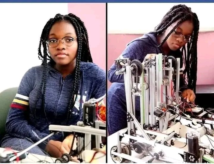 Bonusplus237's tweet photo. À 18 ans, Xavier Kowo, jeune programmeuse et étudiante en robotique a conçu un robot écologique de ramassage automatique des ordures (déchets) sur son passage.
Entre 2021 et 2022, elle reçoit le prix Margaret "Junior Afrique" et celui du Commonwealth Point Light. #BonusInfo https://t.co/q0t28tChxa