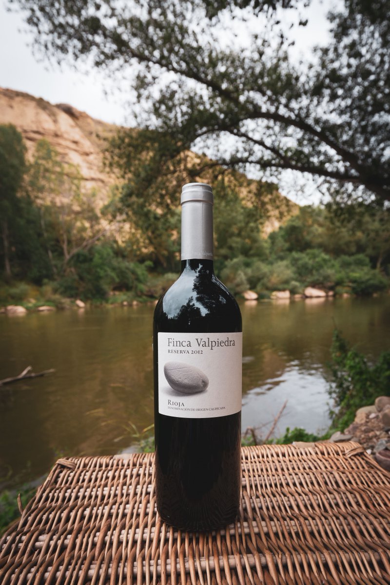 Finca Valpiedra Reserva es un vino criado en barrica de roble francés durante 22 meses. 

Para apreciar todos sus matices, a la hora de catarlo, es primordial tomarlo a la temperatura perfecta.

¿Cuál es para ti la temperatura ideal?