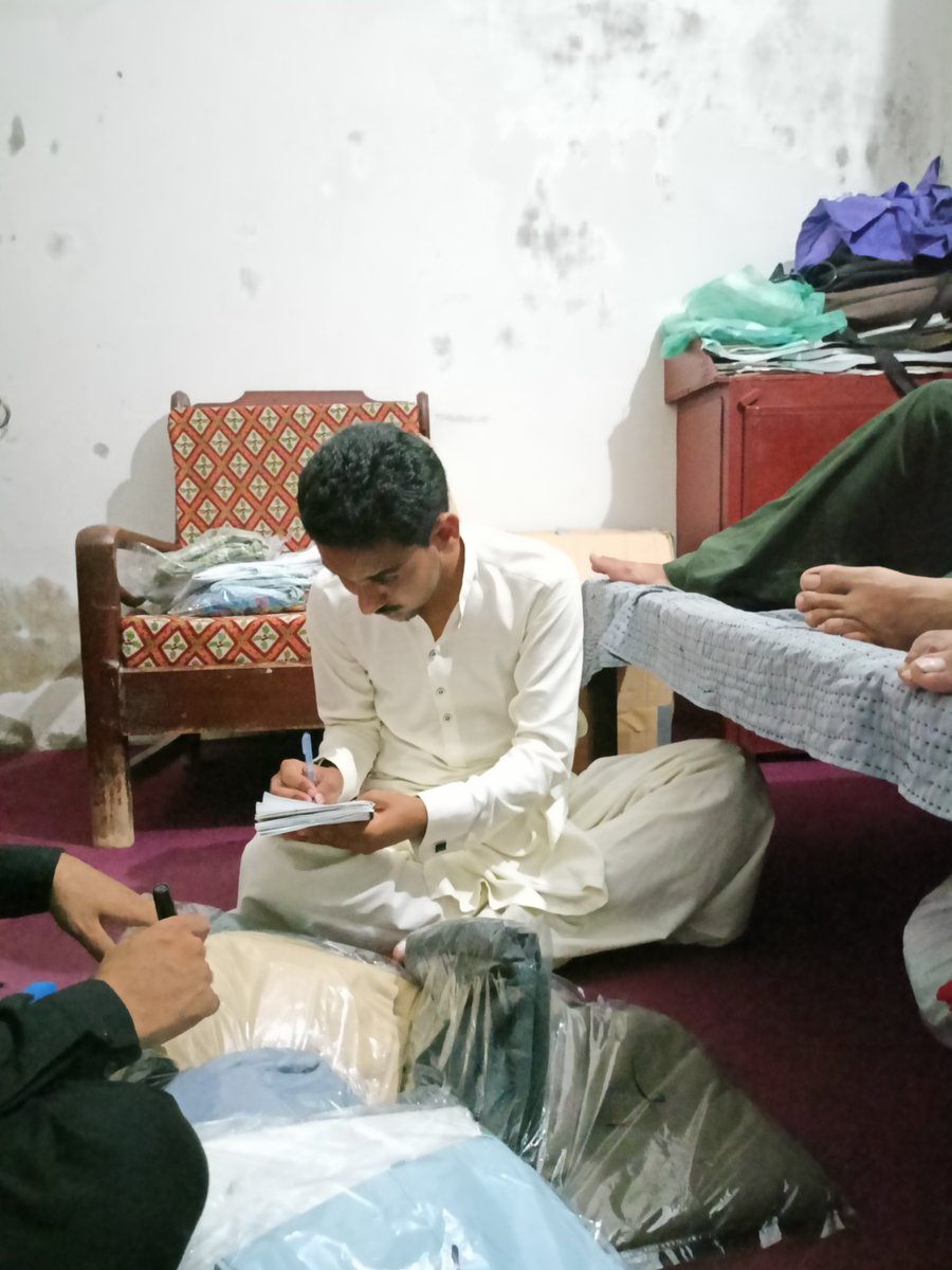 EbadParas's tweet photo. I thanked to all those who helped us and contribute in Ration Drive and all those who purchased new clothes for Flood affectees of Sindh.
#FloodRelief 
#FloodsInPakistan 
@BBhuttoZardari https://t.co/eU4Vx60bzY