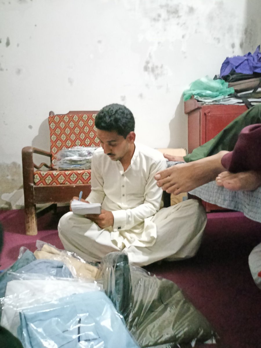 EbadParas's tweet photo. I thanked to all those who helped us and contribute in Ration Drive and all those who purchased new clothes for Flood affectees of Sindh.
#FloodRelief 
#FloodsInPakistan 
@BBhuttoZardari https://t.co/eU4Vx60bzY