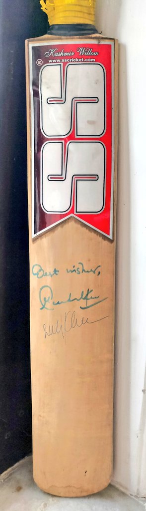 desi_rr's tweet photo. Lucky to have #SS bat, signatured by  "GOD of Cricket" @sachin_rt Sachin Tendulkar itself 😇😇💛💛

#SachinTendulkar  #Indiateam #CricketTwitter #SSbat #Meerut https://t.co/HAoIiW6hhB
